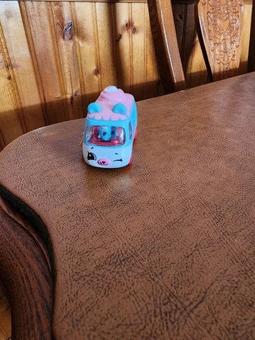 SHOPKINS Cutie Cars  Soft Swerve With Figure Cover