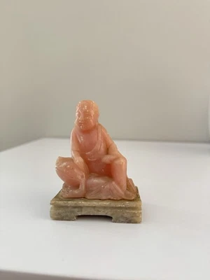 Figura de cuarzo rosa chino tallada en piedra. Man Holding Frog Foto 1 de 4