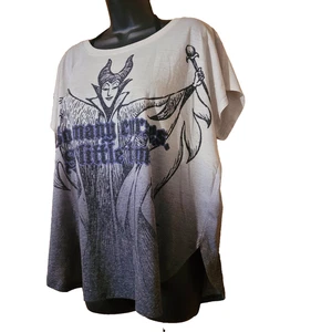 Camisa Gris Disney Store Maléfica “Tantas Maldiciones - Tan Poco Tiempo” Talla 2XL - Imagen 1 de 12