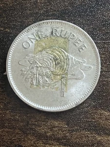 1982 Seychelles 1 One Rupee Triton Conch Shell Actual Coin TB3106* - Picture 1 of 2