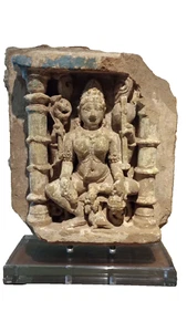 Early Hindu sandstone Temple panel of Lakshmi - Picture 1 of 23