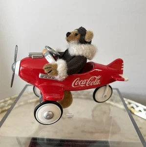 Kleine Bären für eine große Welt mit Coca Cola Metall Tretflugzeug Bär Pilot 1997 - Bild 1 von 11