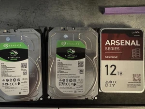 4 x Barracuda 8TB SATA 3.5-Inch (St8000Dm004) + 12TB DAS Arsenal HDD 5 HDD total - Picture 1 of 1