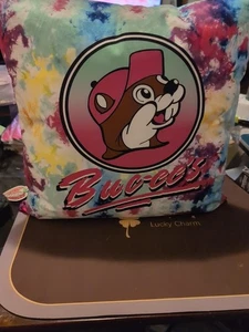 Nuovo Buc-ee’s Bucees Beaver 18” x 18” grande cuscino lancio accento cravatta tintura - Foto 1 di 3