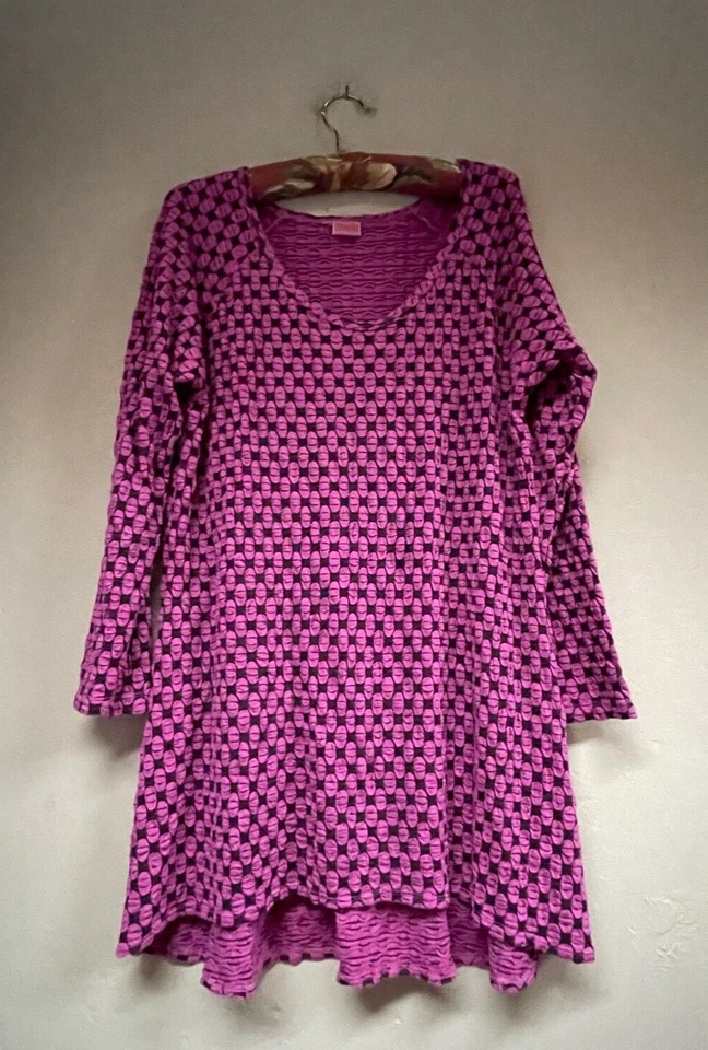 Túnica feminina Tianello gola redonda manga 3/4 texturizada malha rosa/preta alta-baixa - Imagem 1 de 4