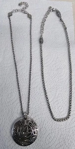 Brighton 2 nicht mehr erhältliche silberfarbene Blumenanhänger & Panzerkette verstellbare Halsketten - Bild 1 von 14