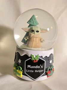Baby Yoda Grogu Bambino Mando’s Little Helper Natale Snowglobe Star Wars Disney - Foto 1 di 6