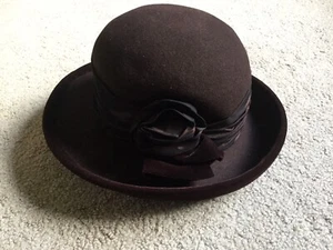 Sombrero Marrón Chocolate Elegante Iglesia Satén Arco 100% Lana Terciopelo Borde Kentucky Derby - Imagen 1 de 7