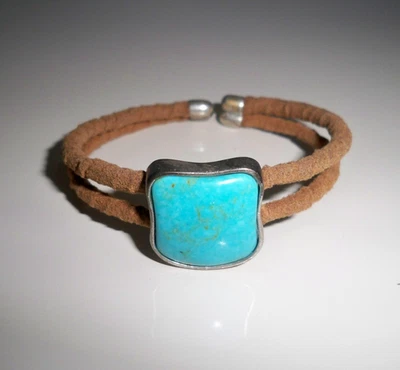 Stretch Suede-covered Fashion Cuff Bracelet with Large Faux Turquoise Stone Foto 1 de 4