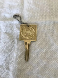 VINTAGE SHERATON HOTEL KEY ROOM # 117 BRASS W LOGO & GARLAND - Bild 1 von 4