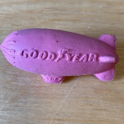 Figura de juguete GoodYear dirigible goma borrador años 70 rosa vintage promocional RARA Foto 1 de 2