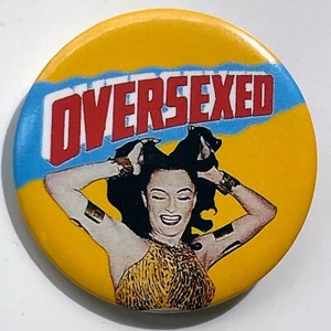 Vintage '87 OVERSEXED Pin lizenziert PAPER MOON Grafik Groening Pulp Retro Pinup - Bild 1 von 3