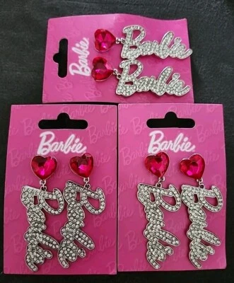 3 pares de aretes llamativos con logotipo de diamantes de imitación de plata rosa fashionista de la película de Barbie Foto 1 de 4