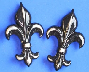 2 placas decorativas francesas colgantes de pared de metal ornamentado con flor de lis - Imagen 1 de 2