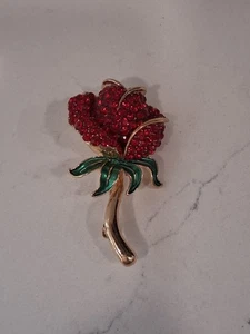 Spilla rosa vintage Monet con strass rossi, 21,6 g - Foto 1 di 6