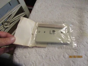 Vintage Radio Shack Archer 279-387 Wall Phone Mounting Plate NOS NEW NIP Beige - Zdjęcie 1 z 2