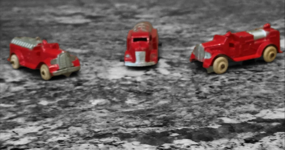 Camiones de bomberos y camión cisterna Tootsietoy de la década de 1930 rojos con neumáticos de goma blancos Foto 1 de 4