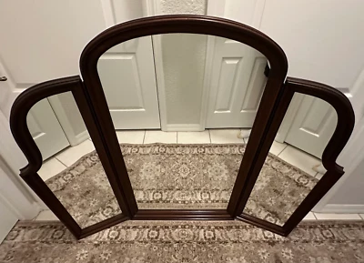 Espejo triple pliegue georgiano tradicional Ethan Allen, para tocador con barras de montaje Foto 1 de 4