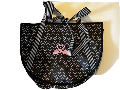 Bolso utilitario redondo Thirty One en punta superior Chevron con flamencos rosas bordados Foto 1 de 4