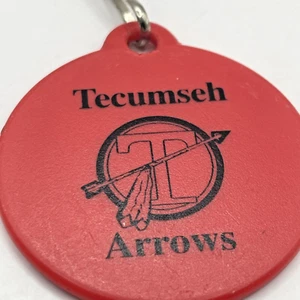Vintage Tecumseh Arrows Tag Keychain Red Key Bag Clip Circle T Feathered Arrow - Picture 1 of 6