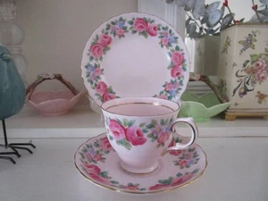 PRECIOSO TRÍO DE PORCELANA ROSA TOSCANA ROSAS SOBRE HUESO FINO ROSA - Imagen 1 de 11