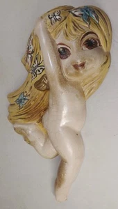 Vintage Mid Century Keramik kleines Mädchen Cherub Schmetterling Haar Wandbehang Dekor MCM - Bild 1 von 9