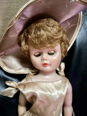 Muñeca Glamour Vintage Años 50 Vinilo 25” Alto En Original Vestido Elegante Zapatos y Sombrero  Foto 1 de 4