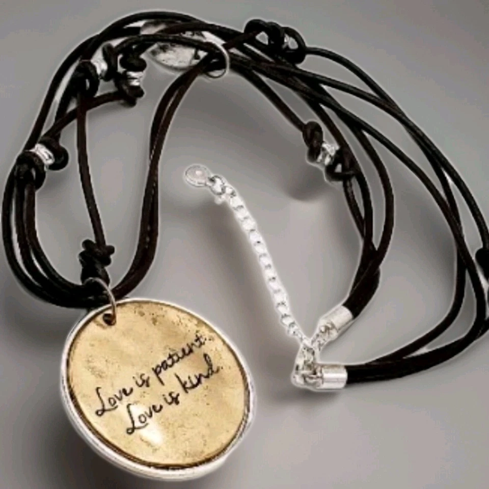 Colares com pingente de cordão de couro tom prata Anne Klein e tom dourado 1945 - Imagem 1 de 3