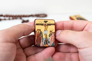Crucifixión de Cristo Mini Icono Ortodoxo Hecho a Mano, Hoja de Oro, Tamaño de Bolsillo - Imagen 1 de 7