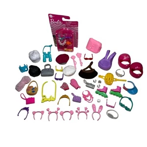 Puppe & Barbie Zubehör Menge 50+ Stück Taschen Stirnbänder Brille Hüte Schmuck - Bild 1 von 9