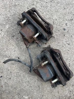 1979 - 83 Datsun 280zx 前刹车卡钳一对左右 80 81 82 — 第 1/2 张图片