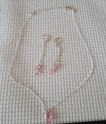 Collar de diamantes de imitación rosa tono plata Avon a juego aretes perforados con palanca trasera Foto 1 de 4