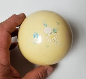 Sonajero bola juguete bebé celuloide vintage c1940 pintado a mano - 2 colores rosa amarillo - Imagen 1 de 8