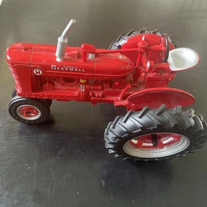 International IH McCormick Farmall M Tractor Replica, 1:16, Ertl 14524 - Picture 1 of 5