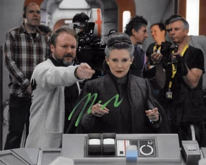 Rian Johnson AUTHENTISCH SIGNIERTES 8x10 Foto Star Wars Die letzten Jedi Prinzessin Leia - Bild 1 von 1