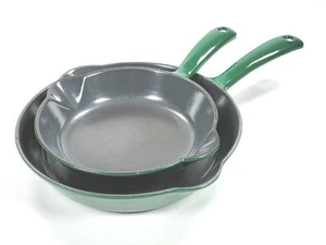 Juego de sartenes de hierro fundido verde vintage años 80 Cuisine Royale Le Creuset ~ 18 y 23 cm - Imagen 1 de 12