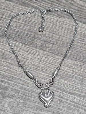 Collar Colgante Corazón Tono Plata Brighton Doble Cadena Diseño Rollo Retirado Foto 1 de 4