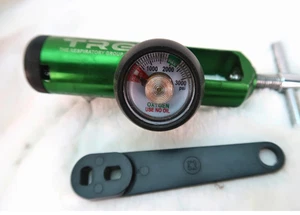 Regolatore ossigeno TRG modello 2000-08, portata 0-8 LPM, doppio manometro, uso medico - Foto 1 di 4