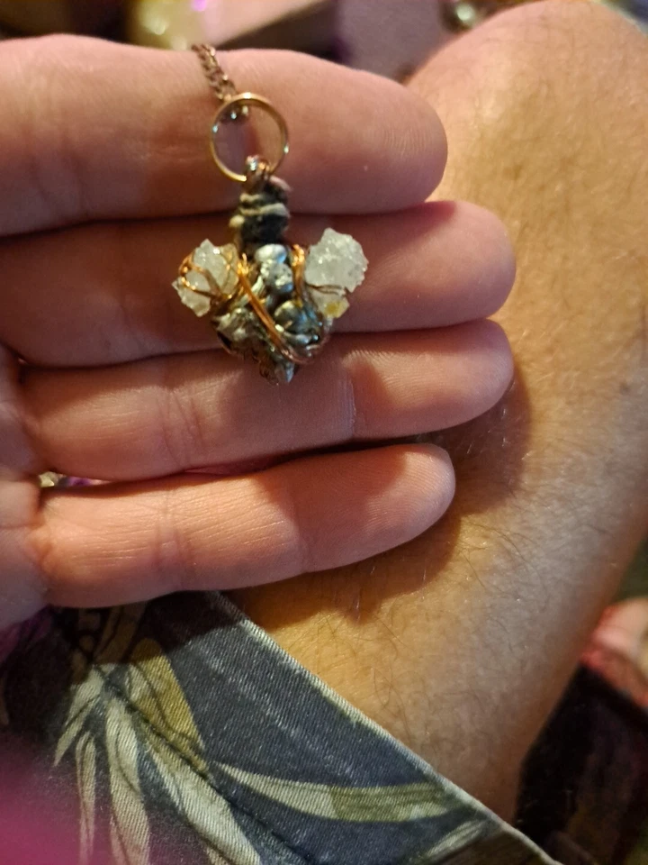 Colgante con cristales, cobre y mineral de cobre, "basura de corazones" Foto 1 de 4