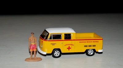 Camión Volkswagen 1976 doble cabina con figura diorama salvavidas 1/64 luz verde Foto 1 de 3