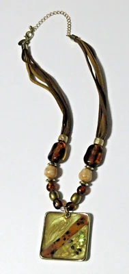 Collar de cuentas colgante de metal tono dorado marrón tostado cadena de cuero sintético LAURA ASHLEY Foto 1 de 3