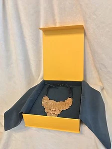 Nuevo collar llamativo martillado tono dorado FENDI en caja - Imagen 1 de 12