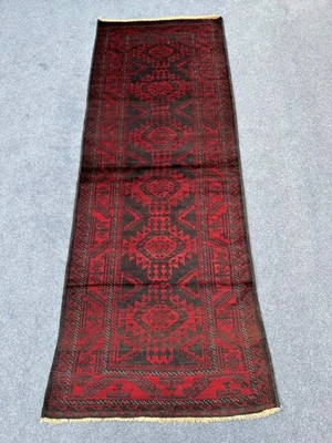 Alfombra Corredor Afgana Vintage 3x10 - Diseño Geométrico Tribal en Rojo Profundo y Carbón Foto 1 de 4