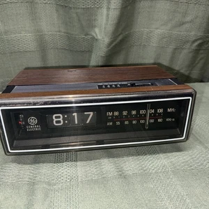 Vtg 1984 General Electric Flip AM/FM Clock Radio Alarm Clock 7-4305C Tested 100% - Picture 1 of 12