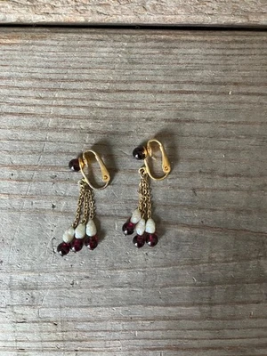 Pendientes colgantes AVON tono dorado granate y perla con cuentas clip Foto 1 de 2