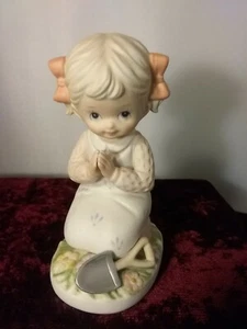 Figura de porcelana HOMCO #1452 niña rezando en jardín - Imagen 1 de 5