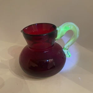 Vintage Rubinrot Glas Krug Milchkännchen Mundgeblasen aufgetragen Klar Griff UV Leuchten - Bild 1 von 7