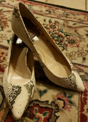 Zapatos de tacón VINCE CAMUTO Naureen para mujer con tacón de gatito talla 6,5 marfil plata serpiente  Foto 1 de 4