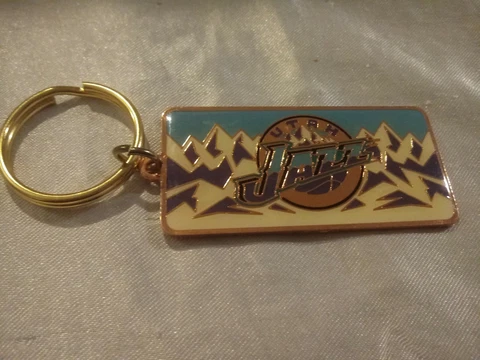 VINTAGE 1998 UTAH JAZZ BASKETBALL TEAM SOUVENIR KEYCHAIN METAL SMALL Cover