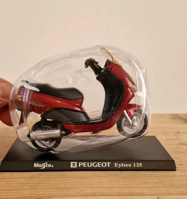 maisto 1 18 motorcycle Peugeot Eylseo 125 On Plinth - Image 1 of 2